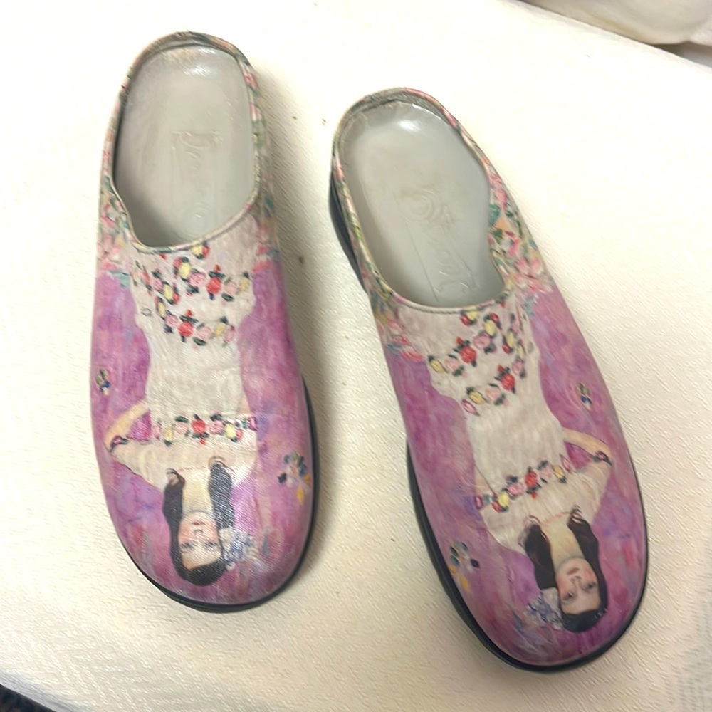 Icon fun clogs with girls on front Size 5